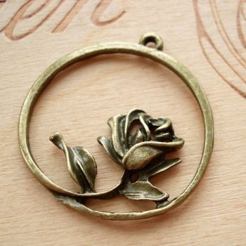 ROSE CIRCLE PENDANT